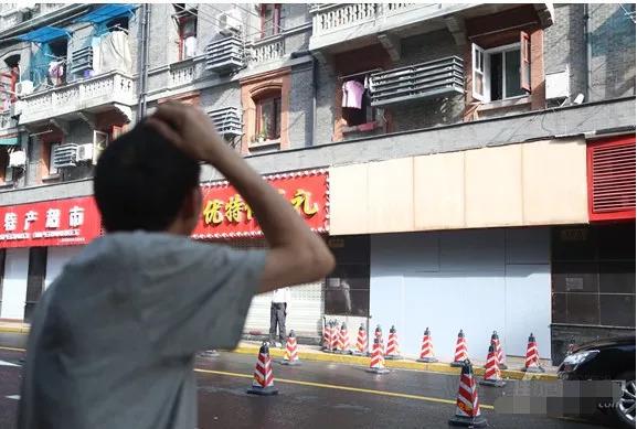 上海市南京西路上的一家店鋪廣告牌突然墜落，傷6人，3人搶救無效死亡
